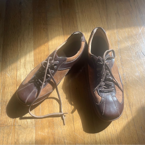 Born Shoes - Born two tone brown shoe Sz 10 (fits like a woman’s 9-9.5)